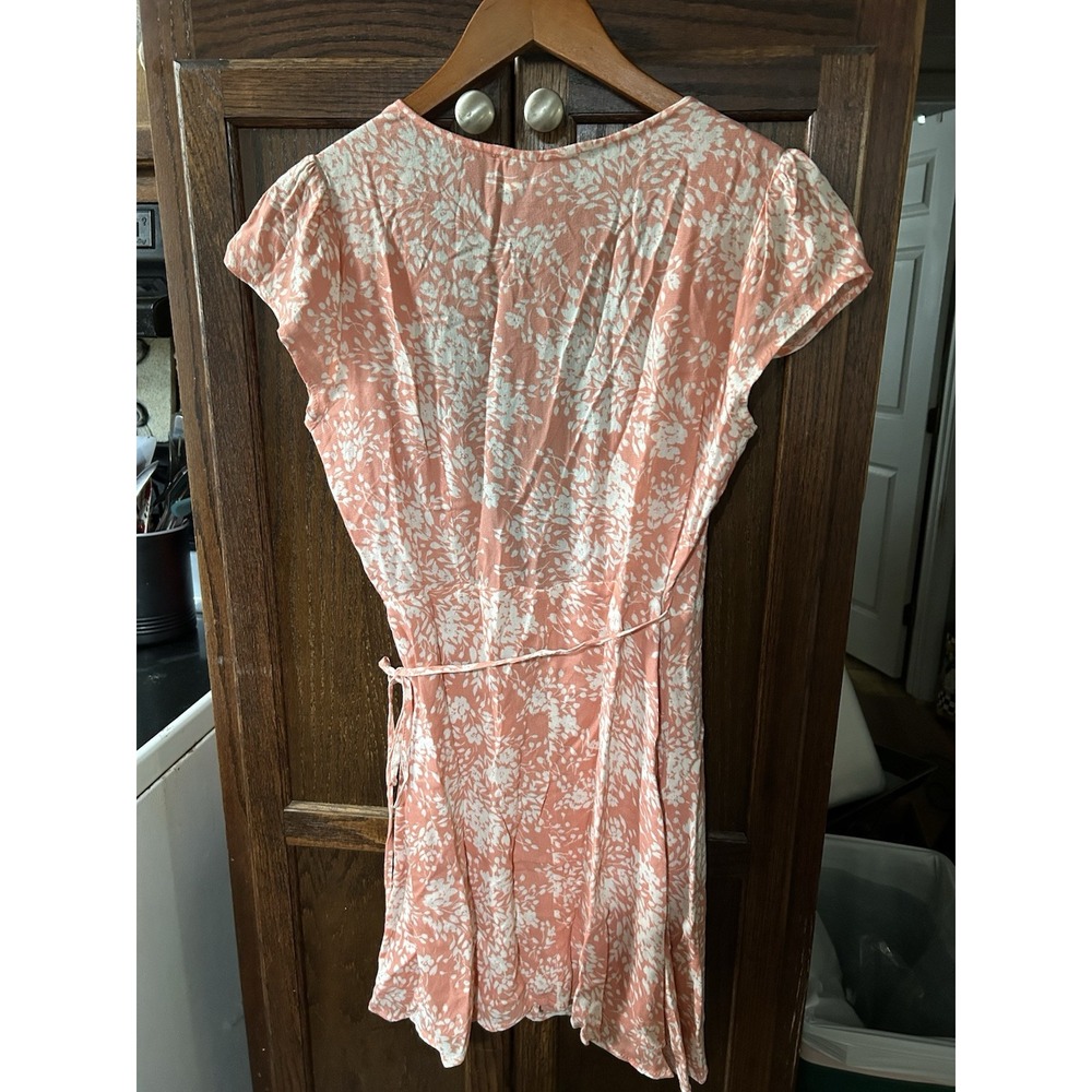 Audrey 3+1 Mini Wrap Dress Peach And White Size Small Floral Print‎